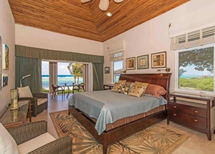 Peaceful Ocean Front Beach House in Bodden Town