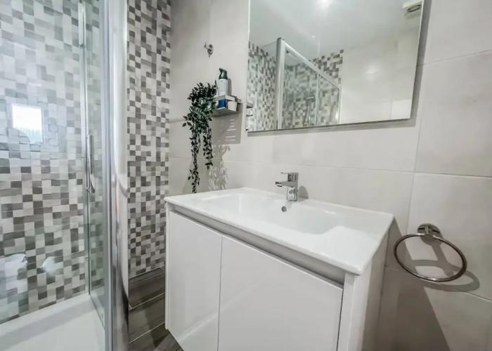 Modern Two Bedroom Apartment With Pool