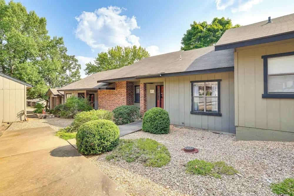 Bella Vista Townhome w/ Deck Near Back 40 Trail!