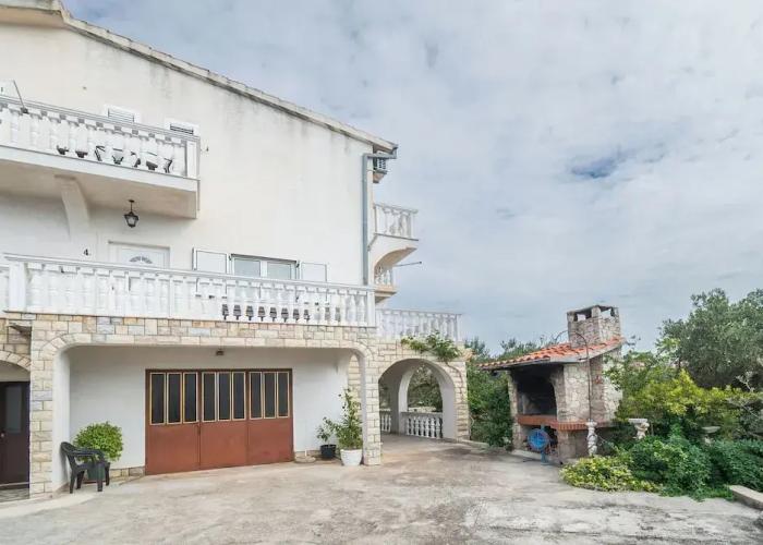 Apartment and Rooms Radojka