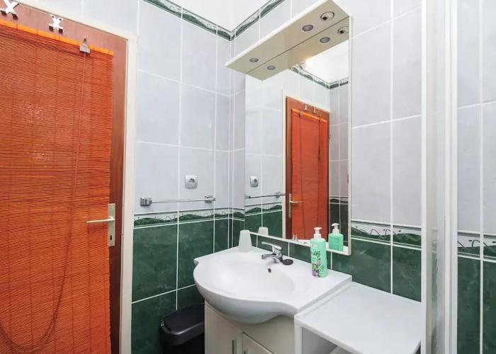 Apartment and Rooms Radojka