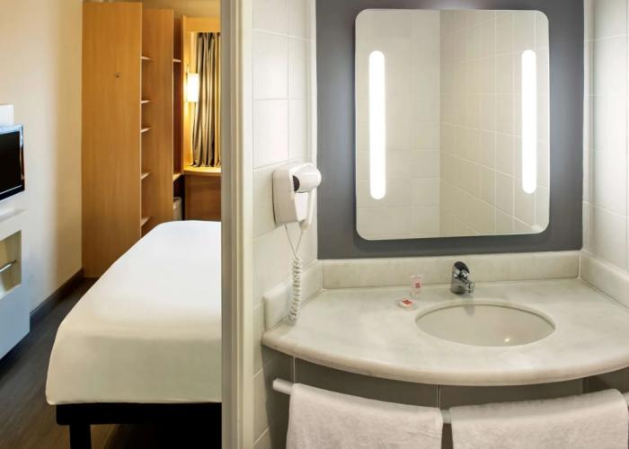 ibis Macae