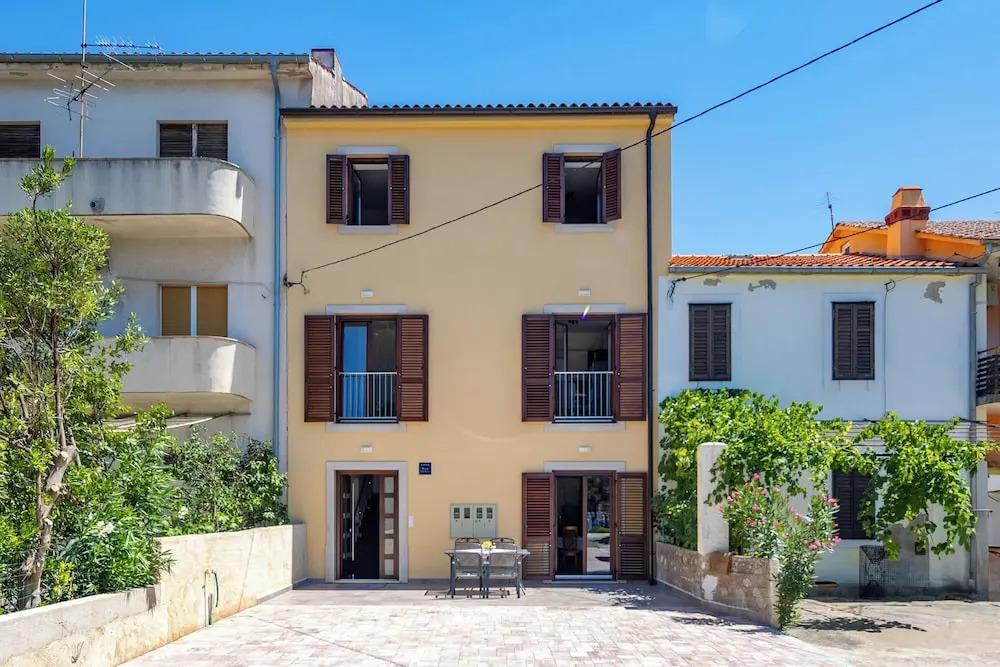 Seafront Apartment Nana 1