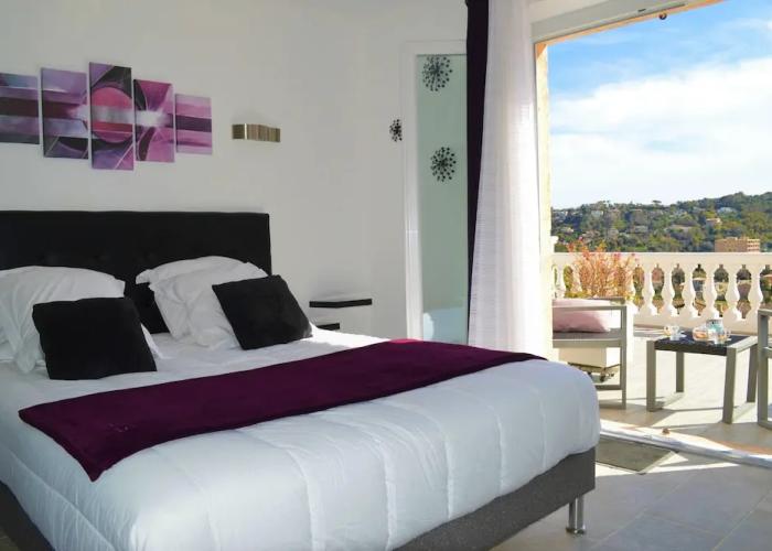 Villa La Terre Des Lauriers B&B