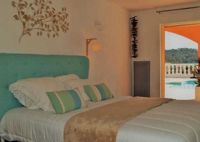 Villa La Terre Des Lauriers B&B
