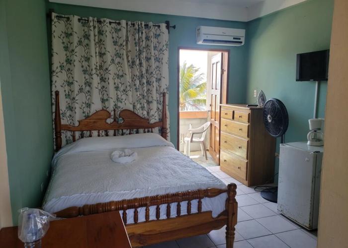 Pal's on the Beach - A Gold Standard Hotel