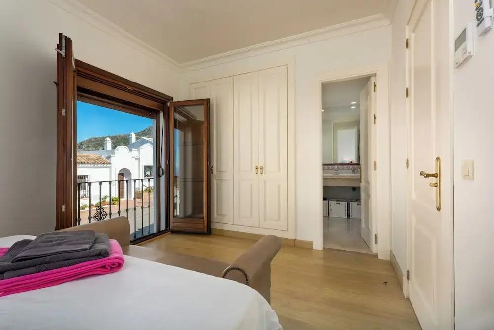 Stylish House, Patio, Pool, Mountains, Stunning White Village, sea 20 Mins Away