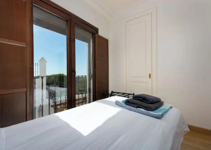 Stylish House, Patio, Pool, Mountains, Stunning White Village, sea 20 Mins Away