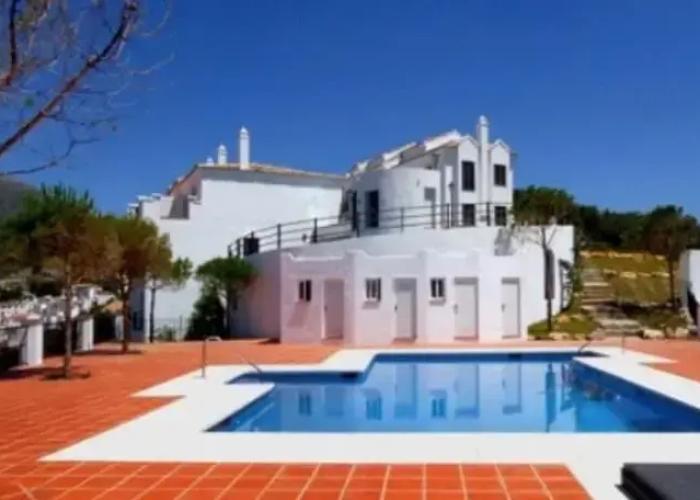 Stylish House, Patio, Pool, Mountains, Stunning White Village, sea 20 Mins Away