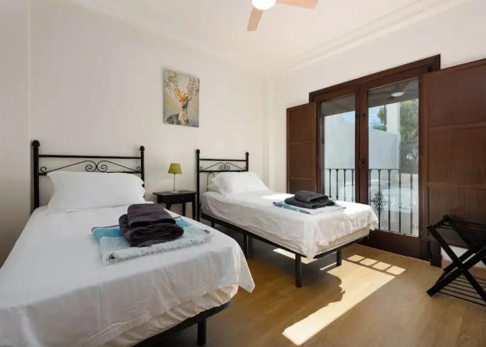 Stylish House, Patio, Pool, Mountains, Stunning White Village, sea 20 Mins Away