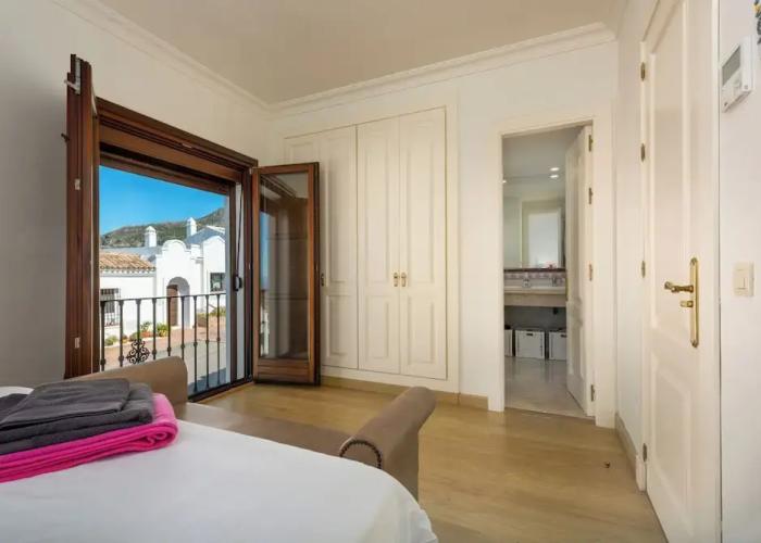Stylish House, Patio, Pool, Mountains, Stunning White Village, sea 20 Mins Away
