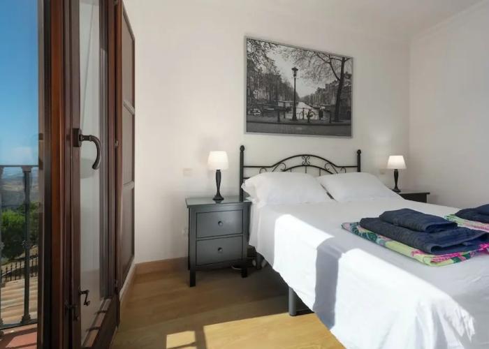 Stylish House, Patio, Pool, Mountains, Stunning White Village, sea 20 Mins Away