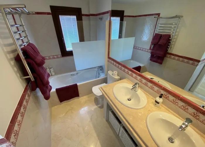 Stylish House, Patio, Pool, Mountains, Stunning White Village, sea 20 Mins Away