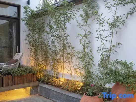 Floral Lux Hotel · living in another courtyard (Lijiang ancient city light luxury store)