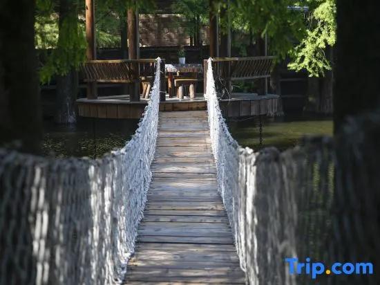 Wolong Riverside Manor