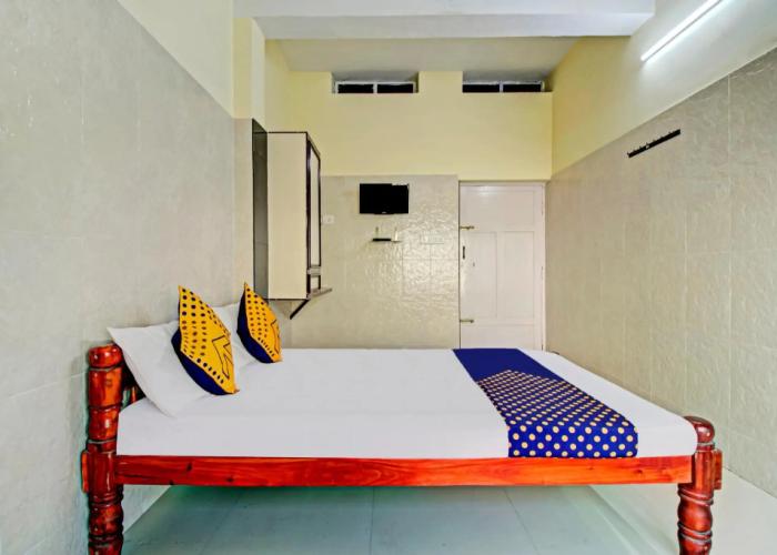 SPOT ON 76293 J P Tourist Home