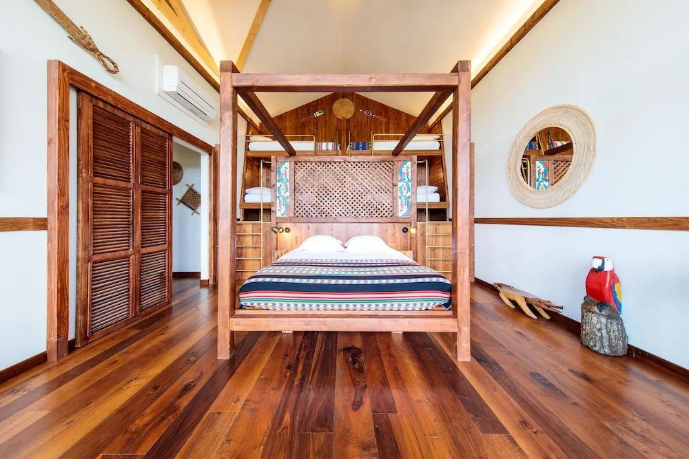 Les Lodges - Parrot World