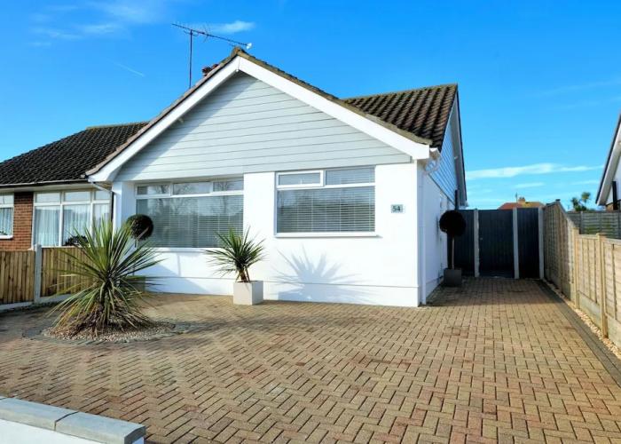 Beach Retreat With Parking Near the Sea
