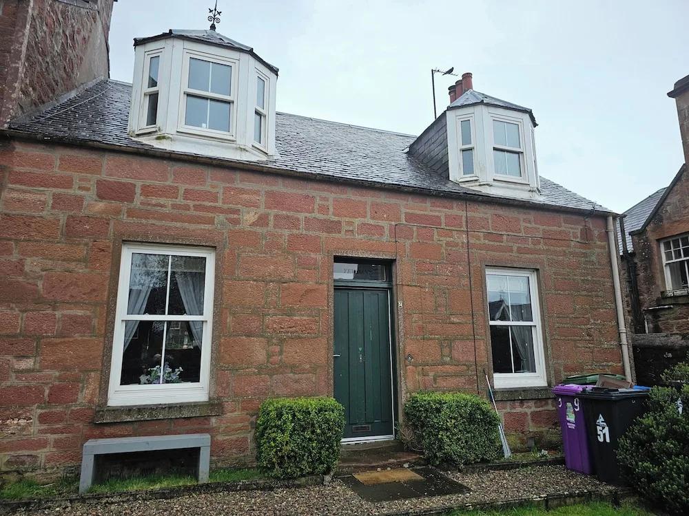 Spacious Cottage With Garden in Kirriemuir Centre