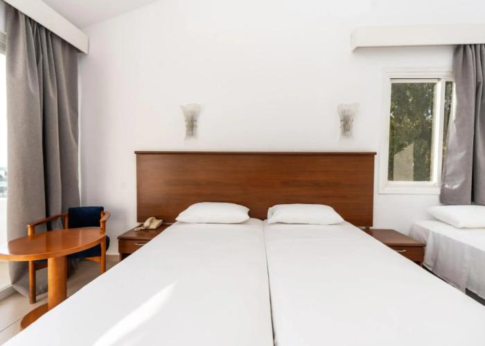 Adelais Bay Hotel