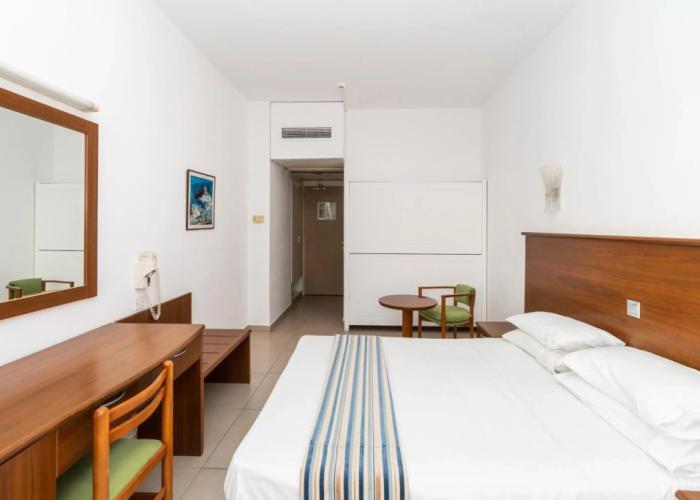 Adelais Bay Hotel