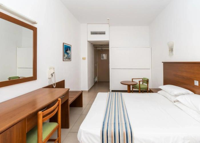 Adelais Bay Hotel