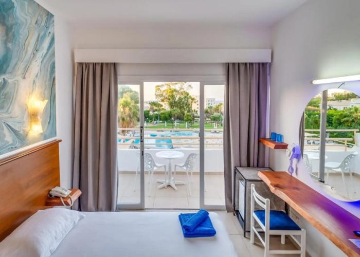 Adelais Bay Hotel