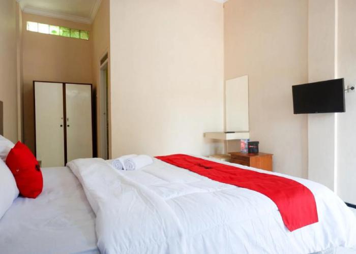 RedDoorz Plus near Stadion Wijaya Kusuma