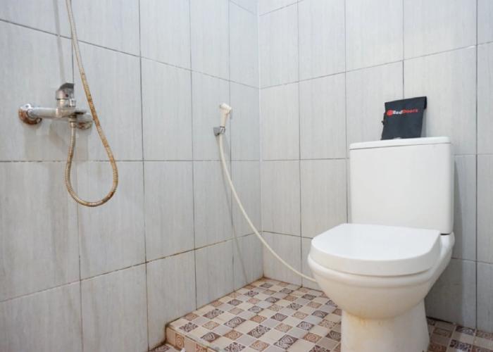 RedDoorz Plus near Stadion Wijaya Kusuma