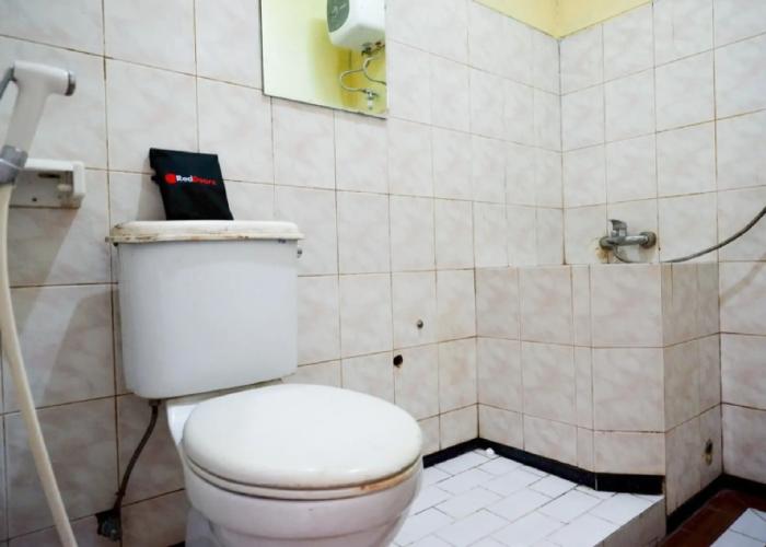 RedDoorz Plus near Stadion Wijaya Kusuma