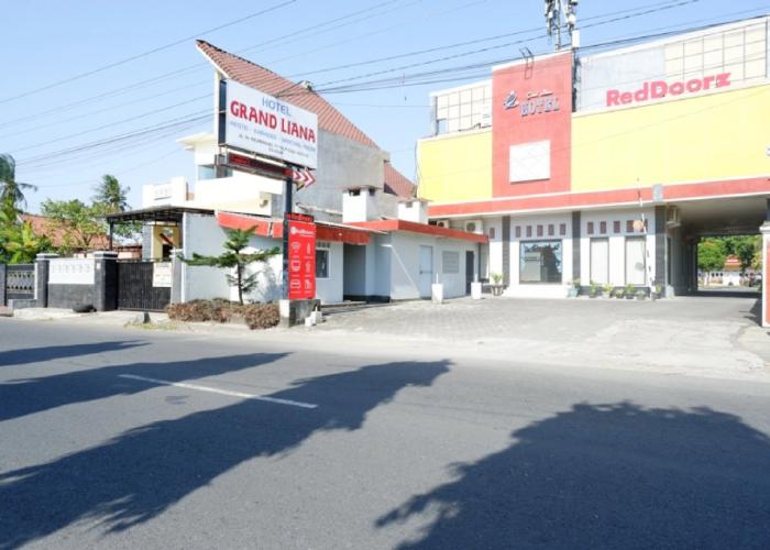 RedDoorz Plus near Stadion Wijaya Kusuma