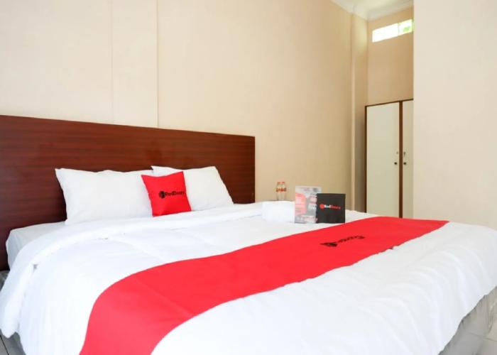 RedDoorz Plus near Stadion Wijaya Kusuma