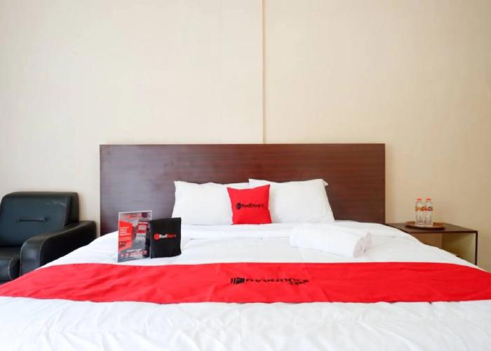 RedDoorz Plus near Stadion Wijaya Kusuma