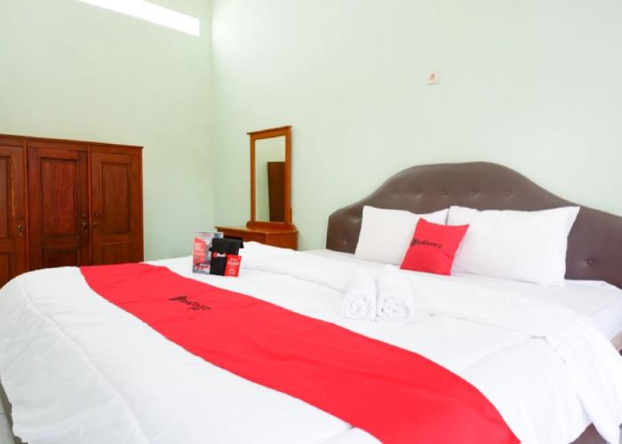 RedDoorz Plus near Stadion Wijaya Kusuma