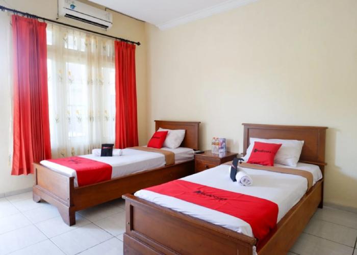 RedDoorz Plus near Stadion Wijaya Kusuma