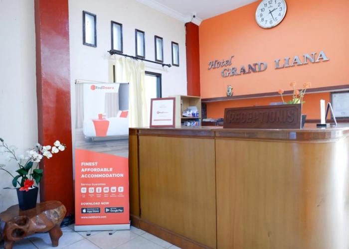 RedDoorz Plus near Stadion Wijaya Kusuma