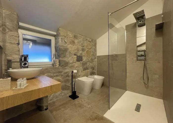 SnowLake Suite & Apartments