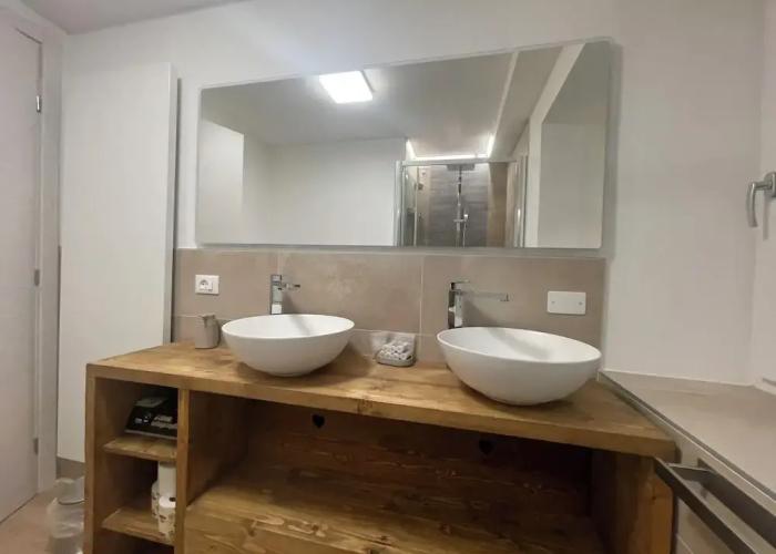 SnowLake Suite & Apartments