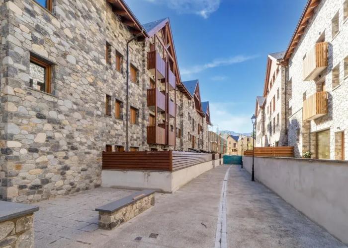 Stone Home in Benasque Near Scenic Lake
