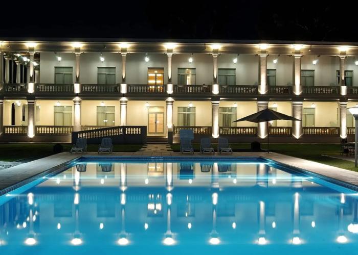 Howard Johnson by Wyndham Sierras Hotel and Casino