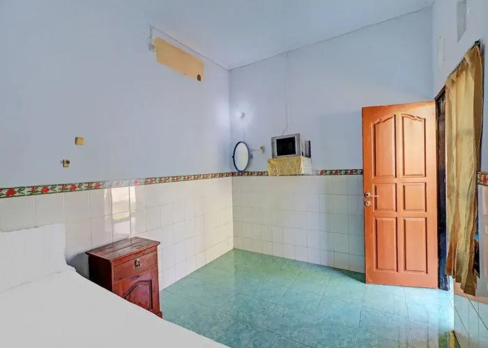 SPOT ON 92399 Hotel Sekar Jagat Near Pantai Baluk Rening