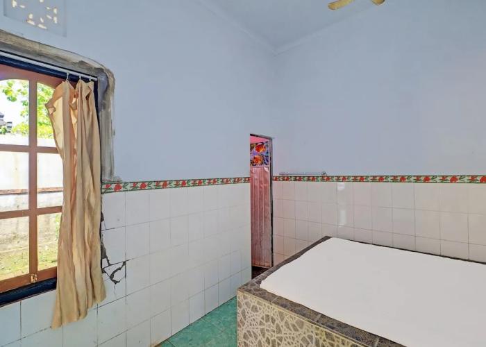 SPOT ON 92399 Hotel Sekar Jagat Near Pantai Baluk Rening