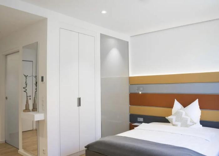 7 Hotel & Boardinghouse