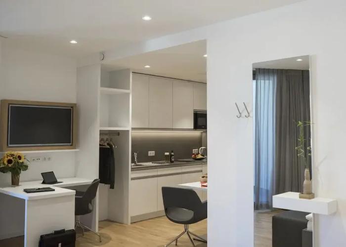 7 Hotel & Boardinghouse