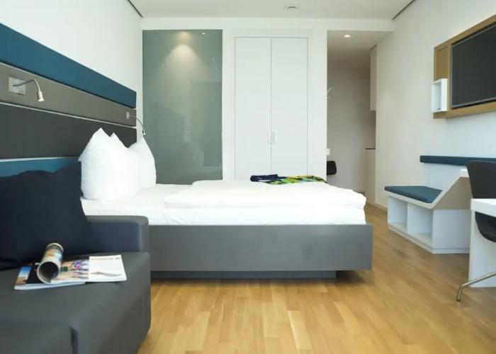 7 Hotel & Boardinghouse