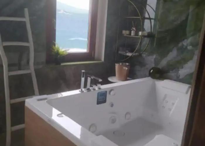 Accommodation With Lake View With Jacuzzi