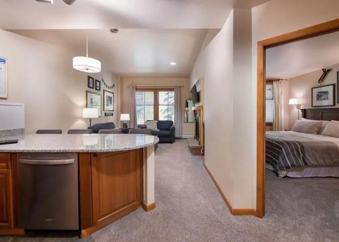 First Floor Riverside Condo Close to Slopes - Zephyr Mountain Lodge Premium-Rated 2108