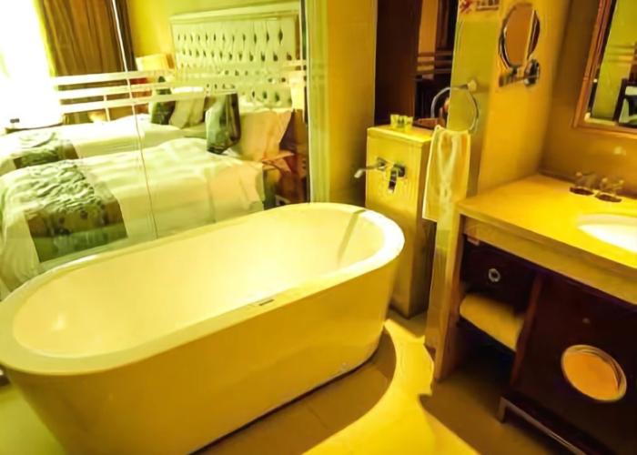 Holiday Hotel