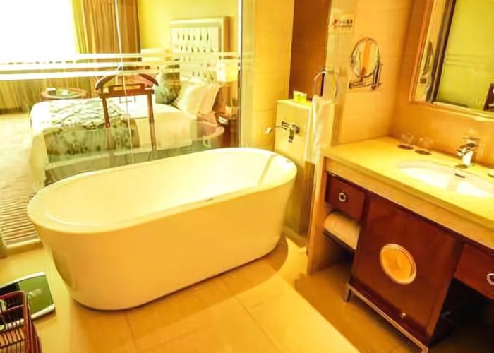 Holiday Hotel