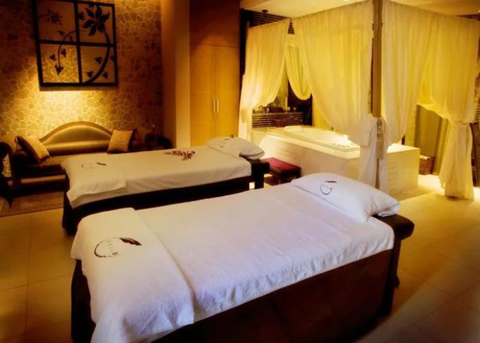 Golden Elephant Golf Hotel